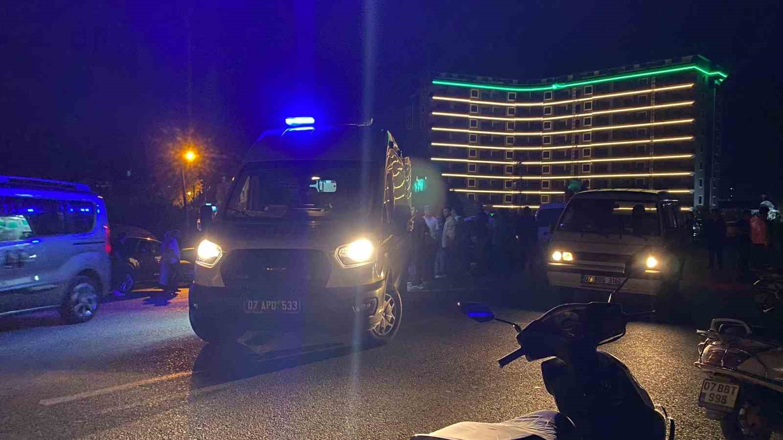 Antalya’da iki motosiklet çarpıştı: 1’i ağır 2 yaralı
