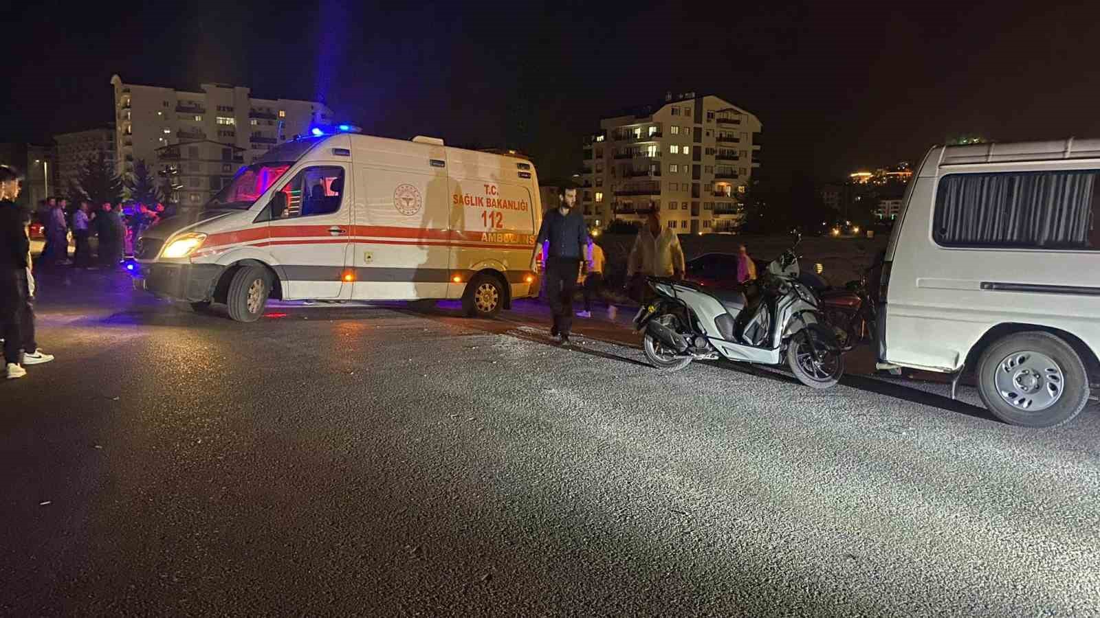 Antalya’da iki motosiklet çarpıştı: 1’i ağır 2 yaralı
