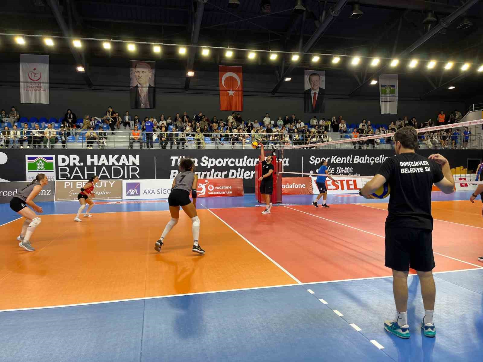 Bahçelievler Belediyesi Kadın Voleybol Takımı kendi evindeki ilk Sultanlar Ligi maçını 3-0 kazandı
