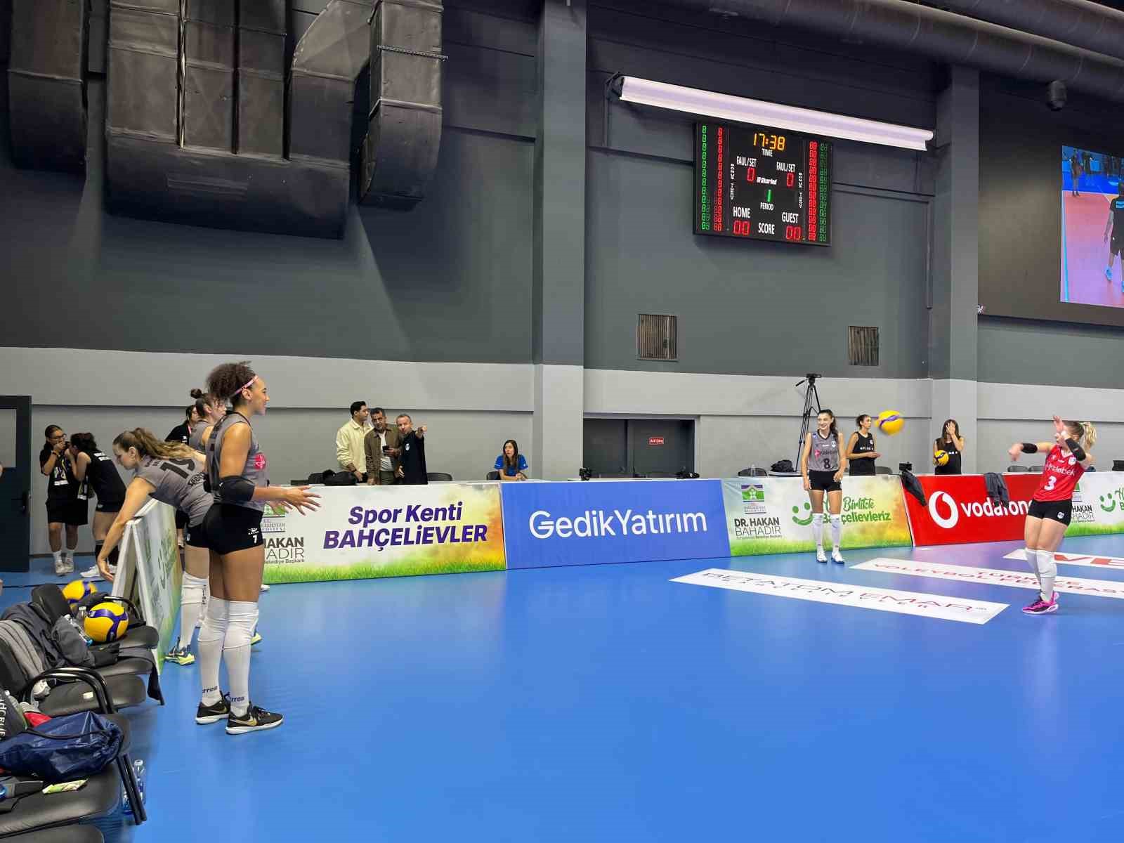 Bahçelievler Belediyesi Kadın Voleybol Takımı kendi evindeki ilk Sultanlar Ligi maçını 3-0 kazandı
