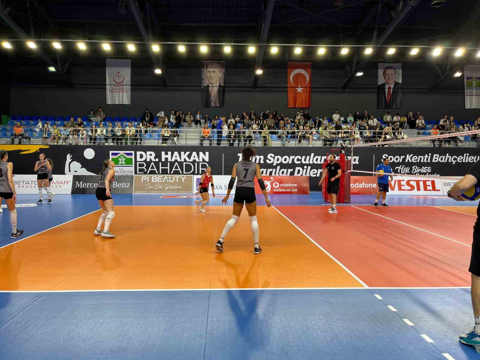 Bahçelievler Belediyesi Kadın Voleybol Takımı kendi evindeki ilk Sultanlar Ligi maçını 3-0 kazandı
