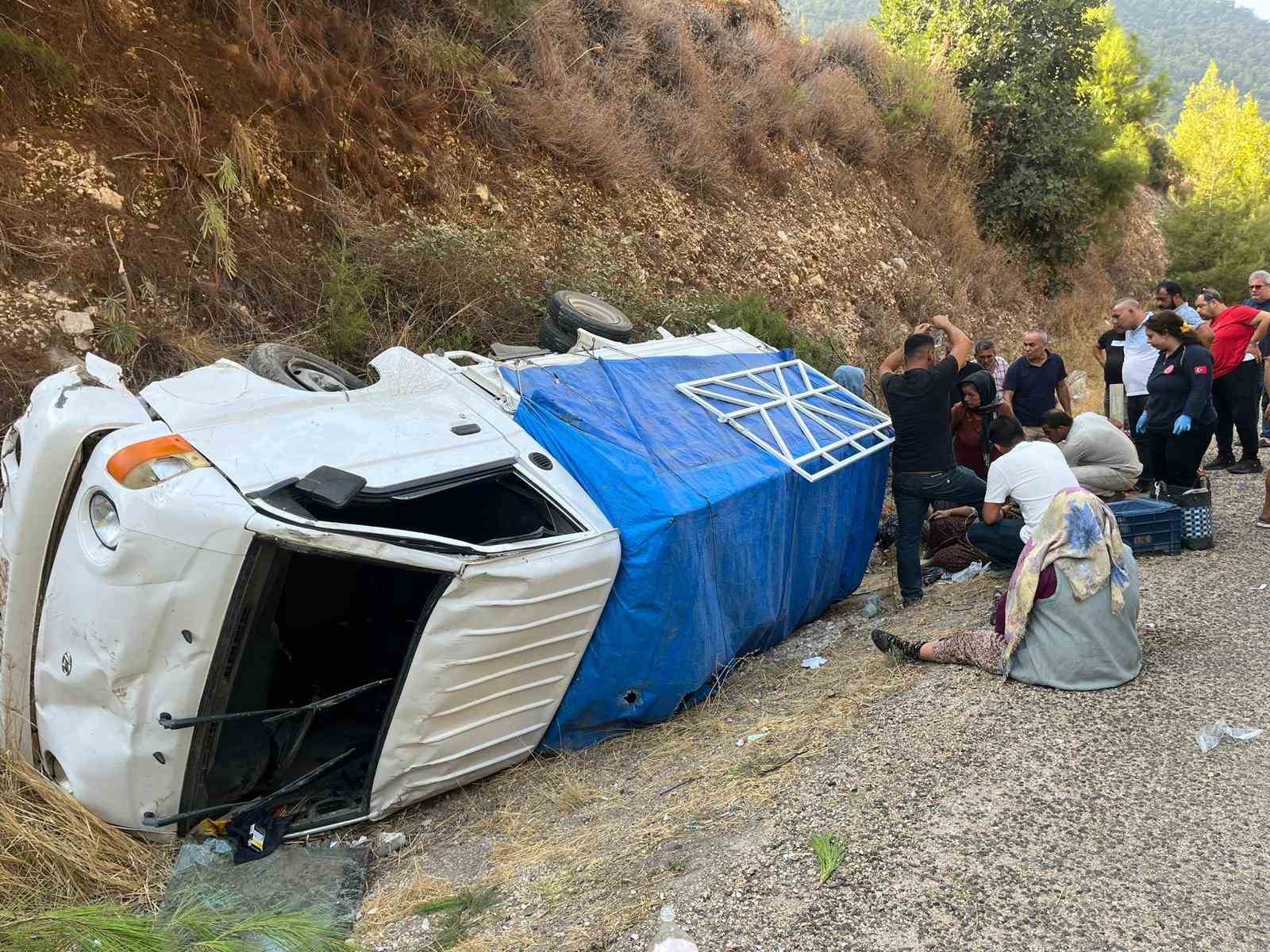 Antalya’da yoldan çıkan kamyonet devrildi: 1’i ağır 8 yaralı
