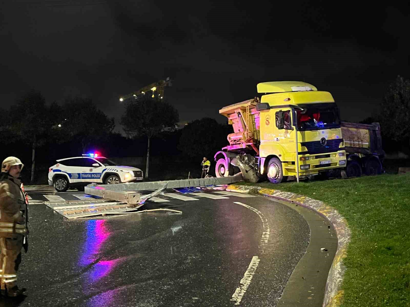 Sultangazi’de hafriyat kamyonu önce refüje, ardından levha direğine çarptı: 1 yaralı
