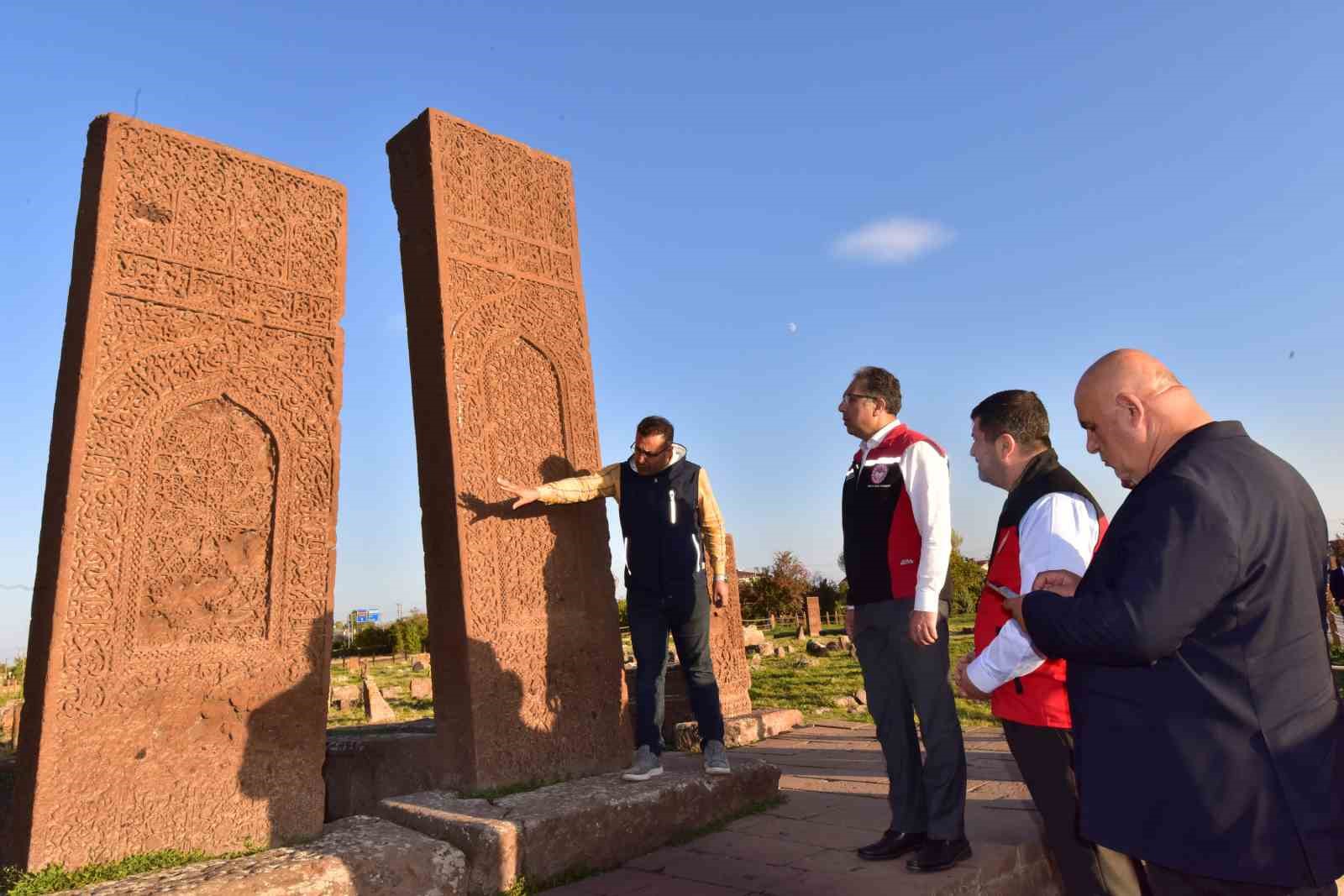 Tarım ve Orman Bakan Yardımcısı Gümen, Ahlat’ta tarım ve hayvancılık tesislerini gezdi
