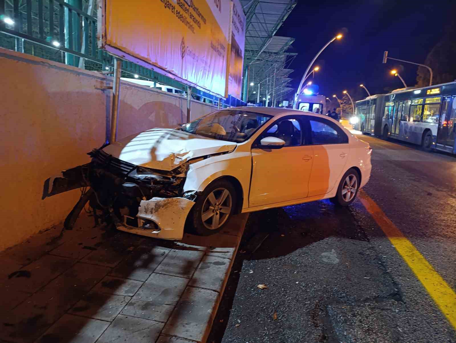 Ağaca çarpan Tofaş ikiye bölündü: 2 yaralı
