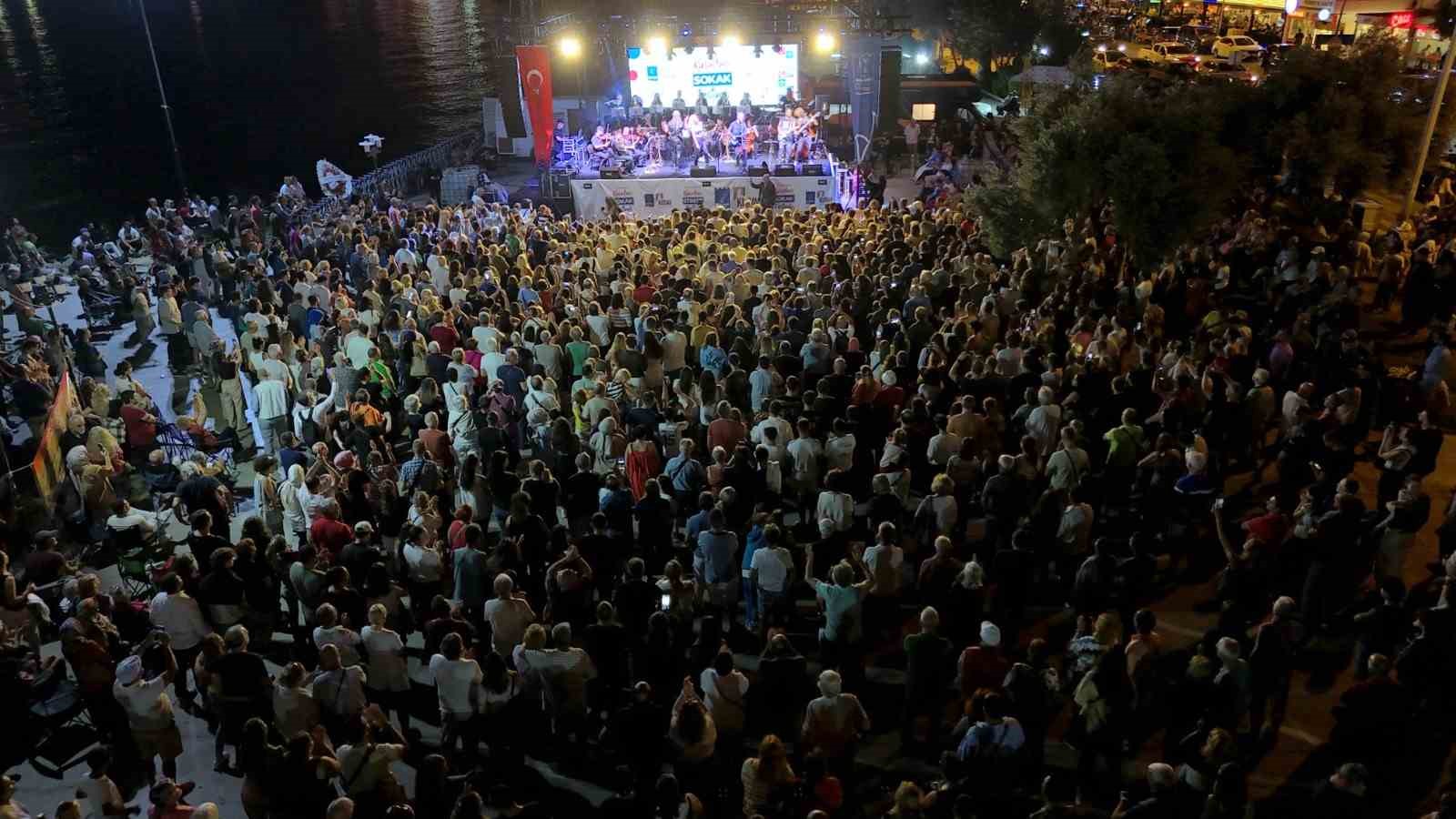 Kuşadası Sokak Festivali düzenlenen konserler ile şenlendi
