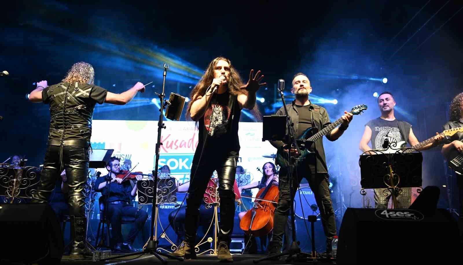 Kuşadası Sokak Festivali düzenlenen konserler ile şenlendi
