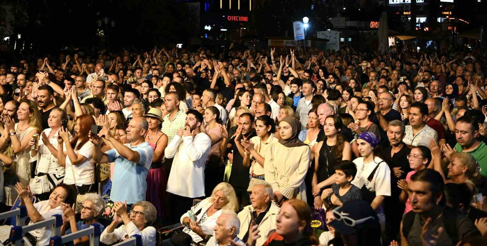 Kuşadası Sokak Festivali düzenlenen konserler ile şenlendi
