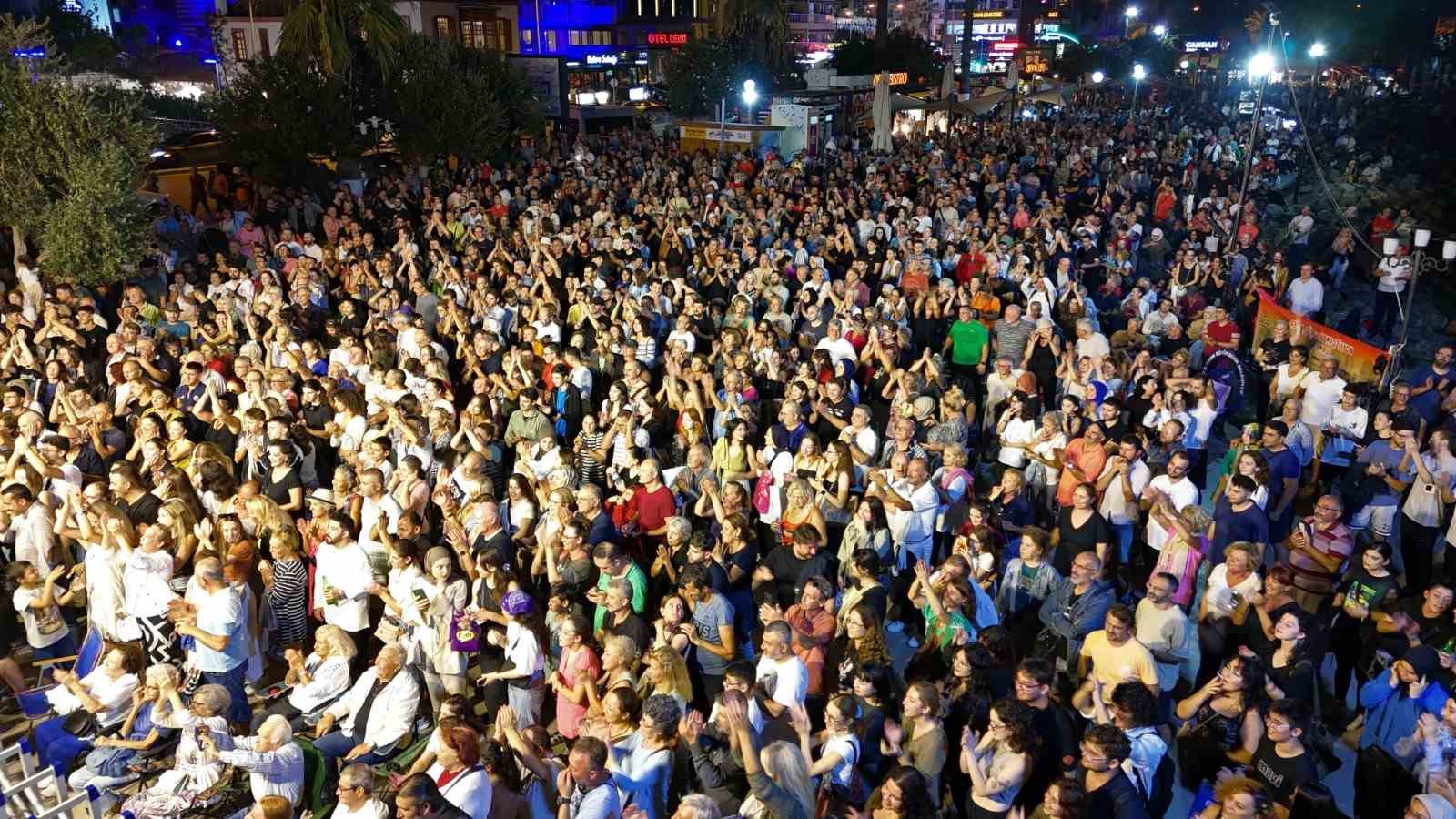 Kuşadası Sokak Festivali düzenlenen konserler ile şenlendi
