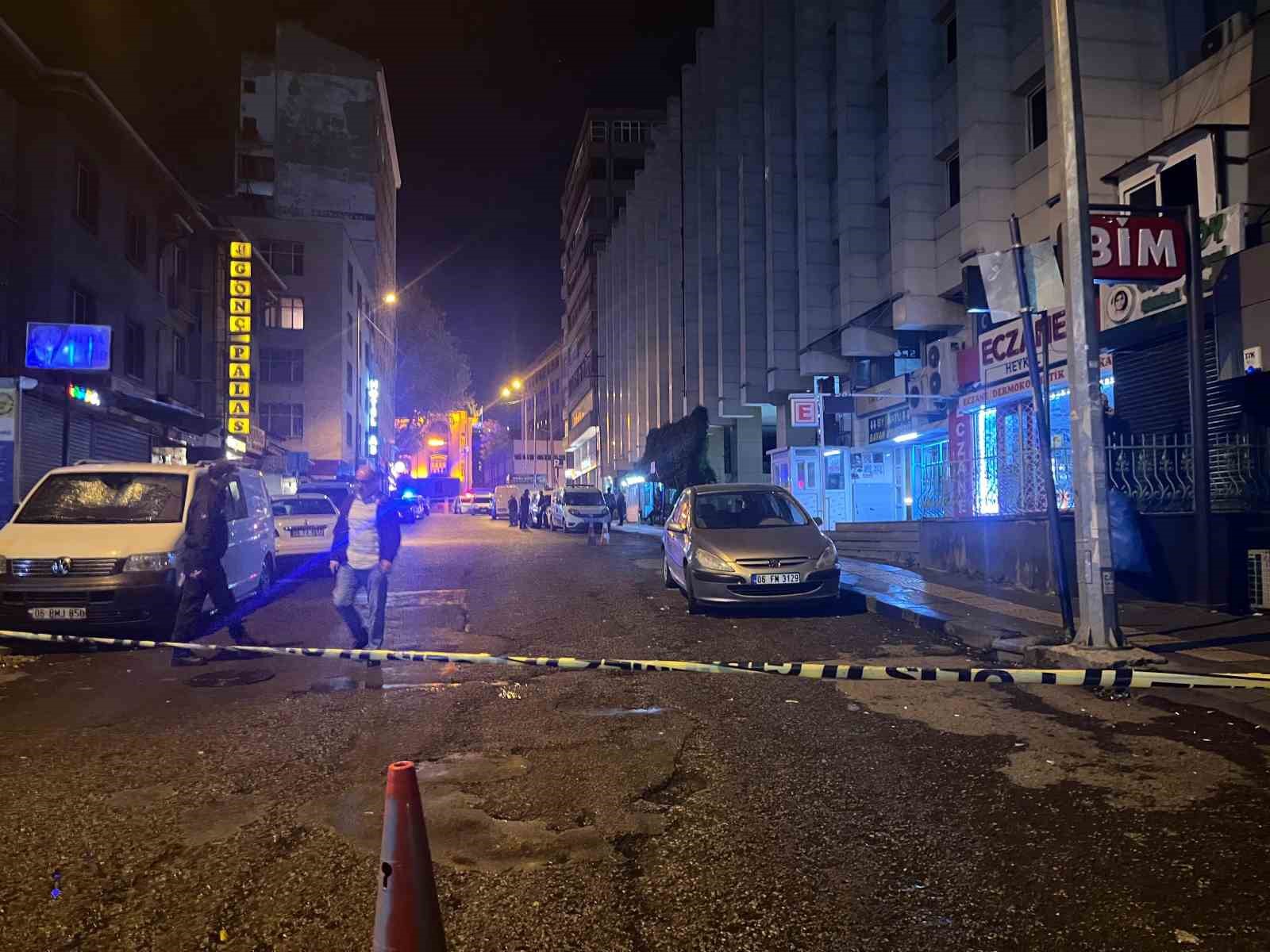 Ankara’da eğlence merkezinde bir kişi görüştüğü kadını öldürdükten sonra kendini vurdu
