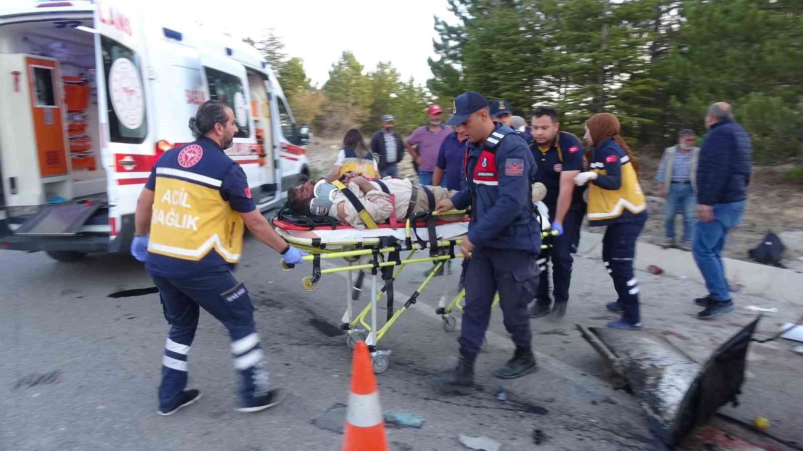 Karaman’da tarım işçilerini taşıyan minibüs şarampole devrildi: 2 ölü, 13 yaralı
