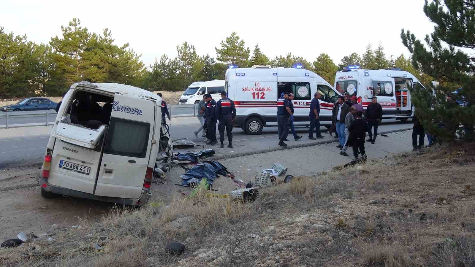 Karaman’da tarım işçilerini taşıyan minibüs şarampole devrildi: 2 ölü, 13 yaralı
