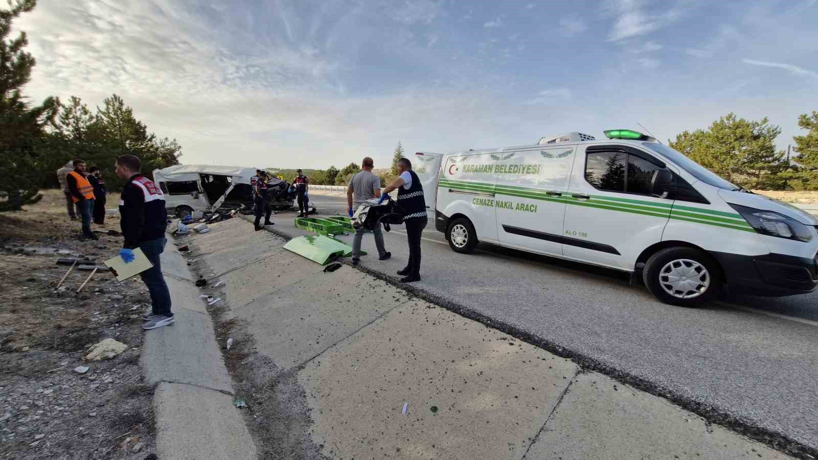 Karaman’da tarım işçilerini taşıyan minibüs devrildi: 2 ölü, 13 yaralı
