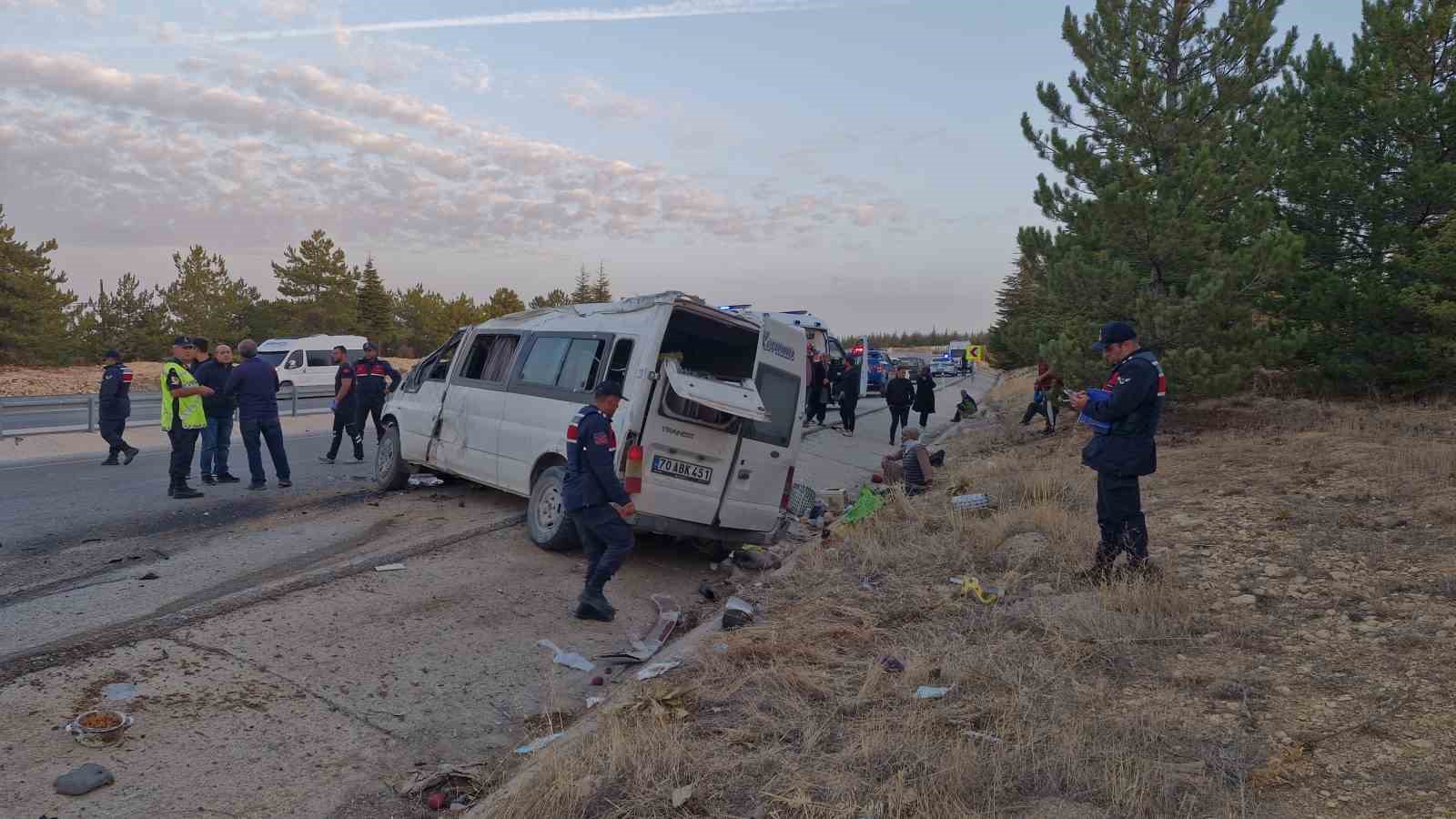 Karaman’da tarım işçilerini taşıyan minibüs devrildi: 2 ölü, 13 yaralı
