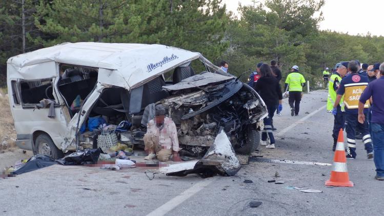 Karaman’da tarım işçilerini taşıyan minibüs devrildi: 2 ölü, 13 yaralı
