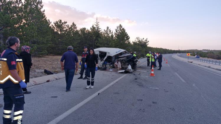 Karaman’da tarım işçilerini taşıyan minibüs devrildi: 2 ölü, 13 yaralı
