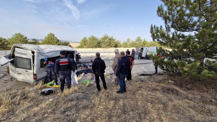 Karaman’da tarım işçilerini taşıyan minibüs devrildi: 2 ölü, 13 yaralı
