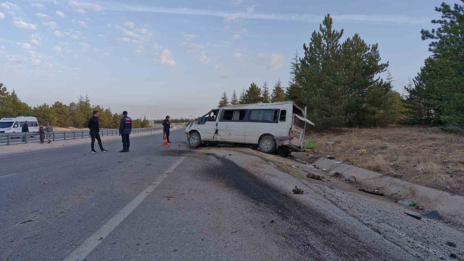 Karaman’da tarım işçilerini taşıyan minibüs devrildi: 2 ölü, 13 yaralı
