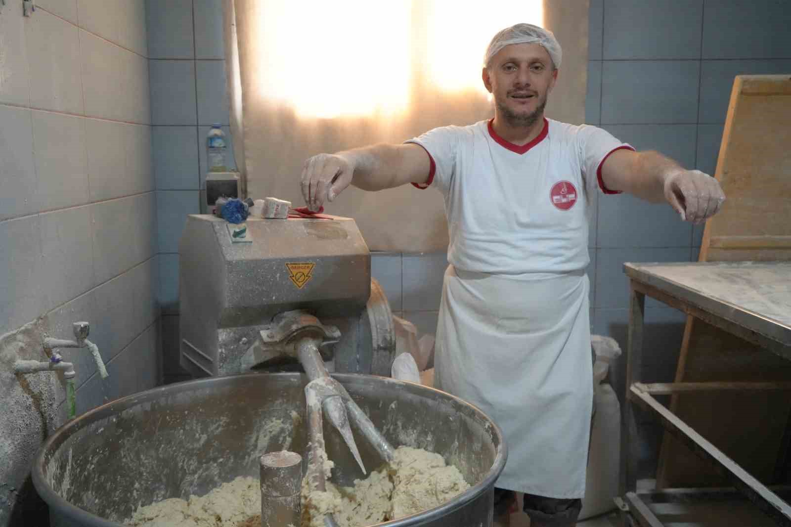 200 derece ateşin başında güle oynaya ekmek yapan fırıncı ekmeğe sevgisini katıyor
