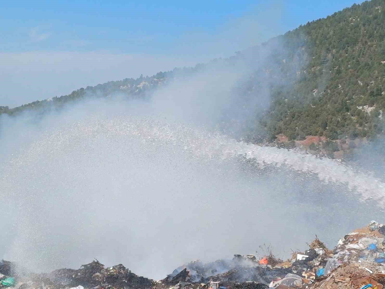 Beyşehir’de çöp toplama merkezinde çıkan yangın söndürüldü
