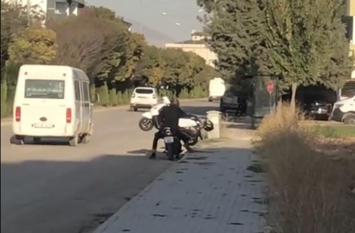 Arızalanan motosikleti, motosiklet ile taşımaya çalıştı
