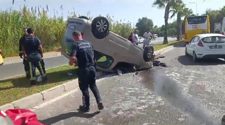 Virajı alamayan hafif ticari araç palmiyeye çarpıp takla attı: 3 yaralı
