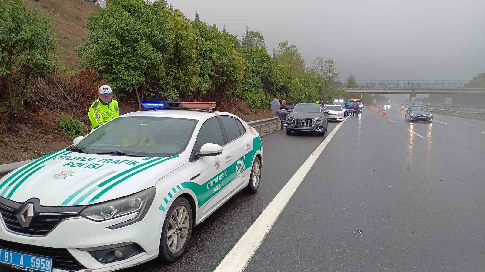 Otoyolda sağanak yağış kazaya sebep oldu: 1 ölü, 2 yaralı
