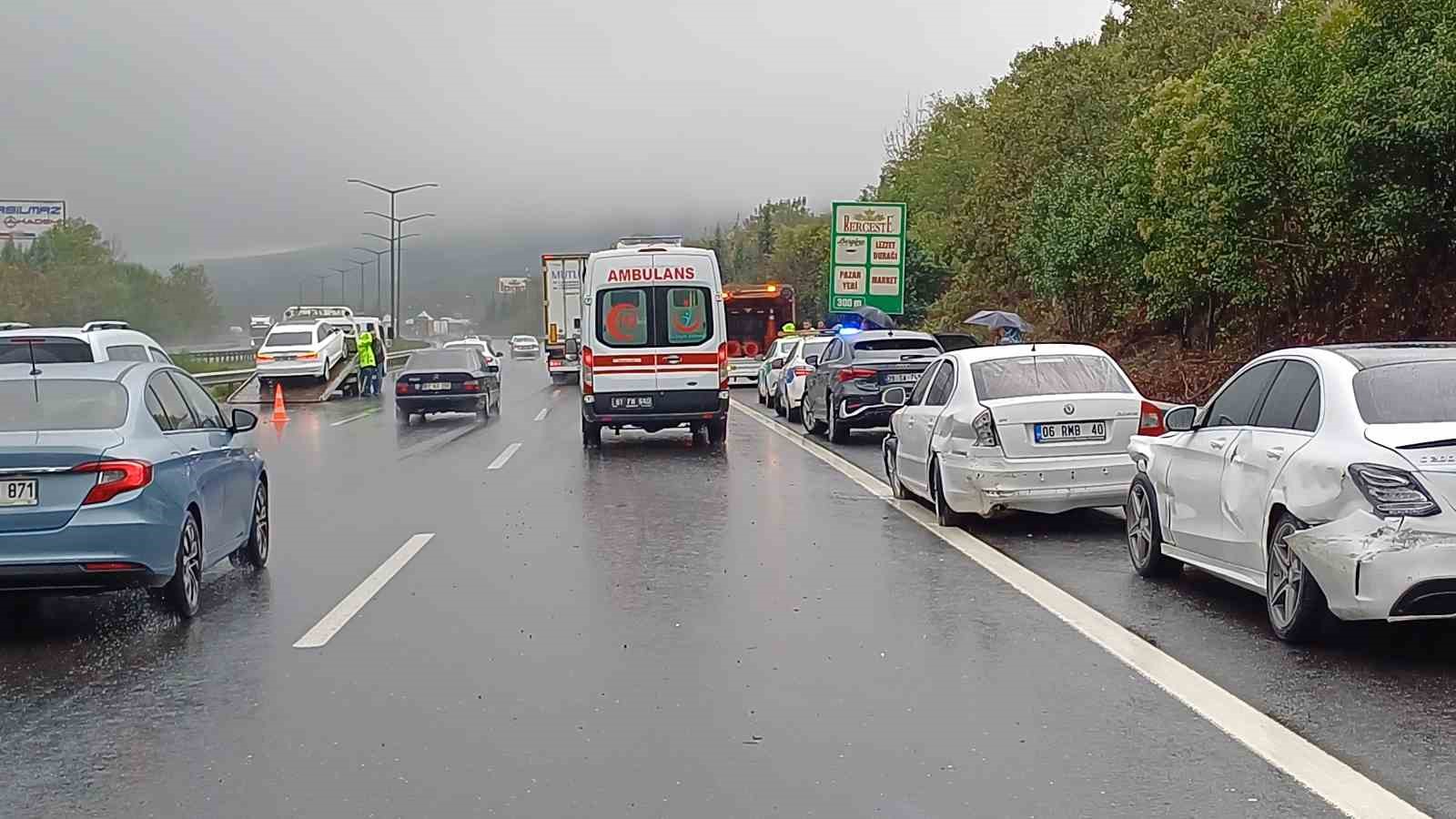 Otoyolda sağanak yağış kazaya sebep oldu: 1 ölü, 2 yaralı
