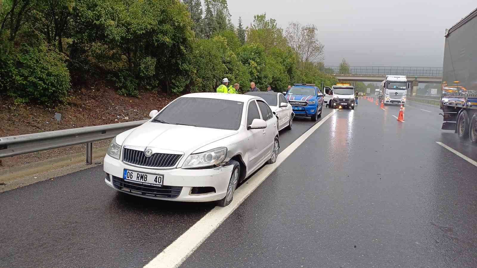 Otoyolda sağanak yağış kazaya sebep oldu: 1 ölü, 2 yaralı
