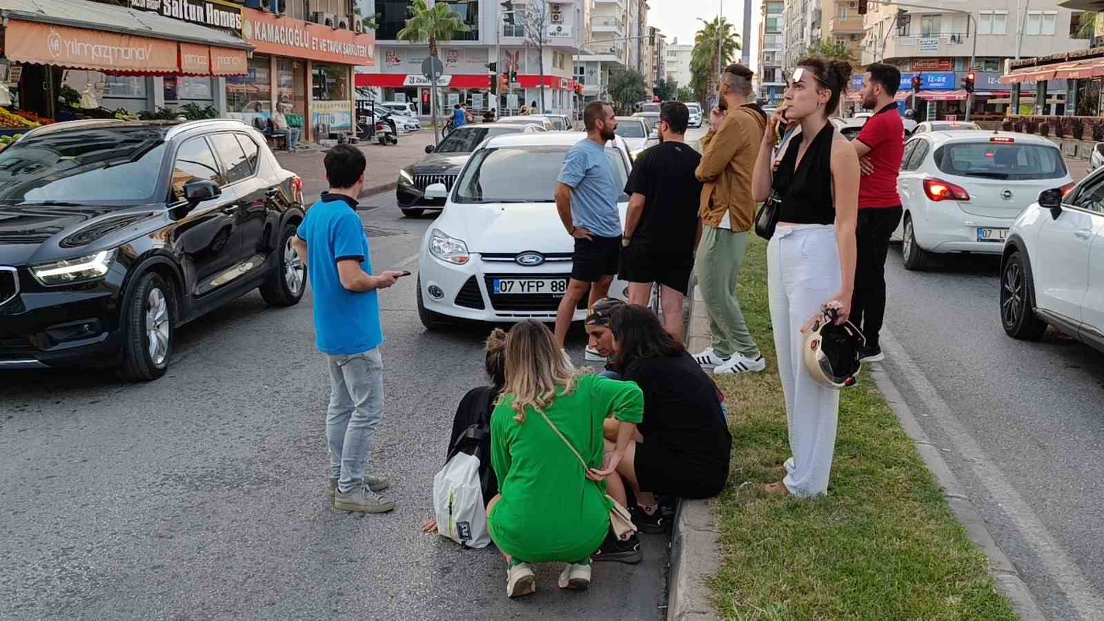 Önündeki araç durunca panikleyip motosikleti devirdi
