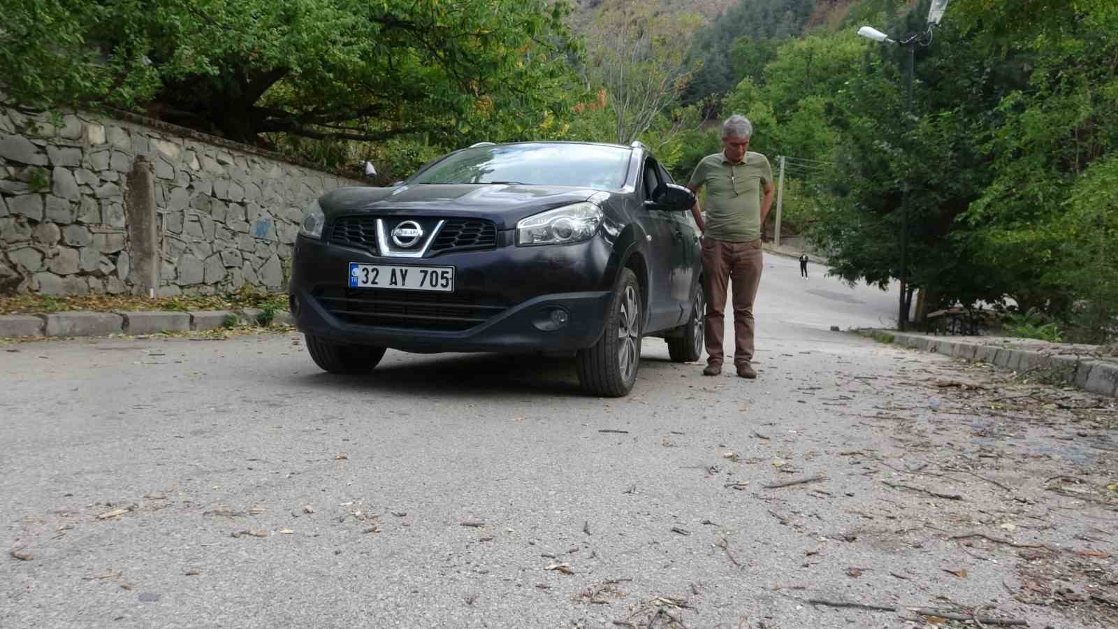 Araçlar sürücülerin müdahalesi olmadan yokuş yukarı çıkıyor, görenler şaşkına dönüyor
