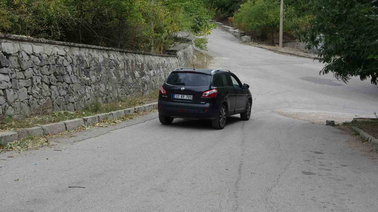 Araçlar sürücülerin müdahalesi olmadan yokuş yukarı çıkıyor, görenler şaşkına dönüyor
