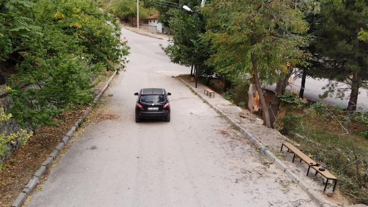 Araçlar sürücülerin müdahalesi olmadan yokuş yukarı çıkıyor, görenler şaşkına dönüyor
