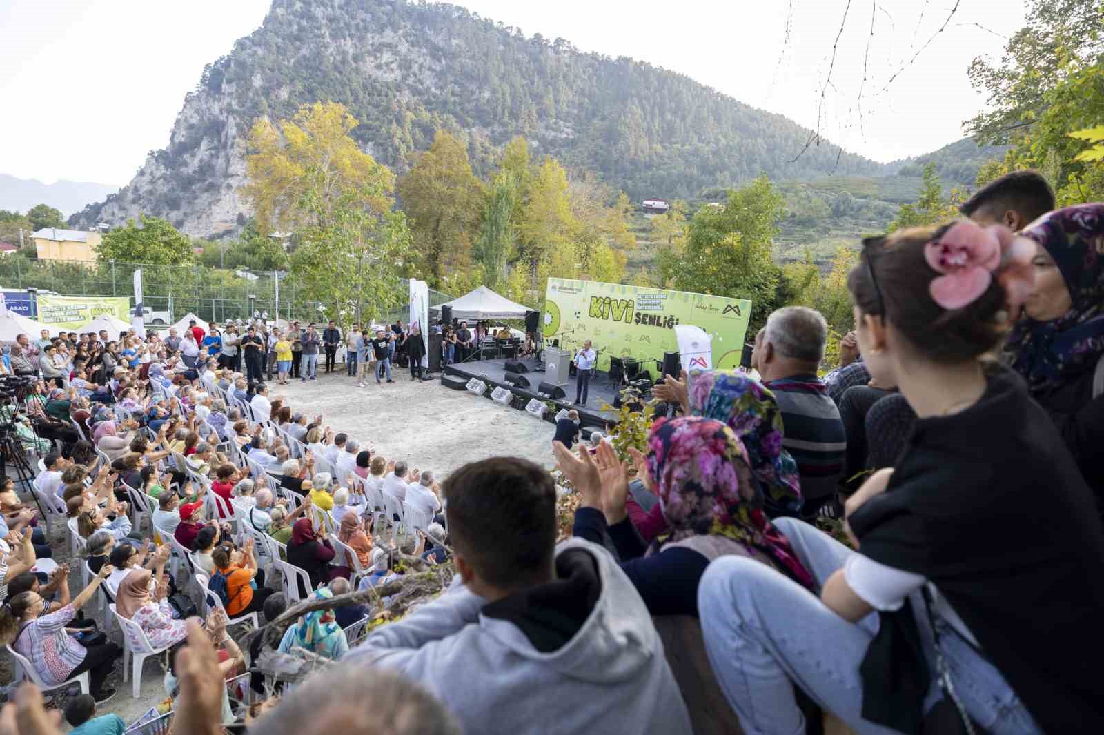 Başkan Seçer, ’Kivi Şenliği’ne katıldı
