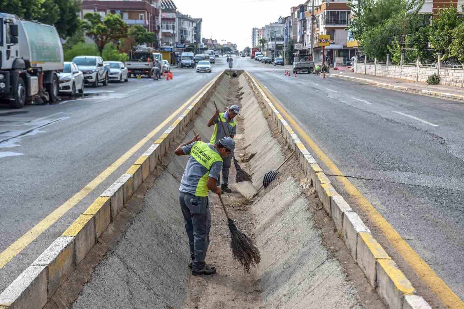 Su taşkını riskine karşı Kepez’de kanallar temizleniyor
