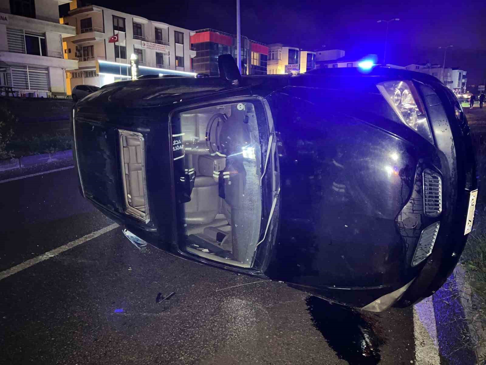 Sinop’ta kontrolden çıkan araç yan yattı
