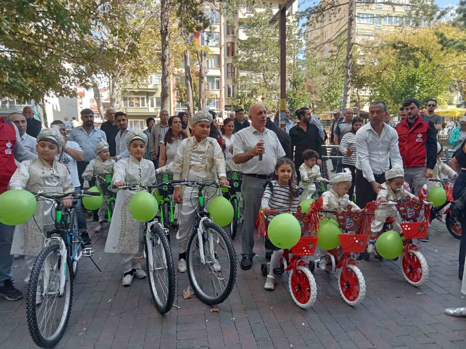 Hayırseverler 20 yetim çocuğa unutulmaz bir gün yaşattı
