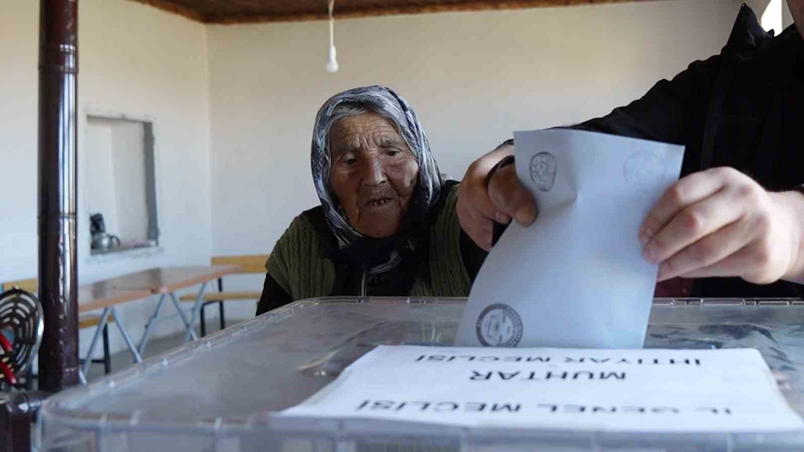 Cumhurbaşkanı Erdoğan hayranı Arzu nine, 117 yıllık ömrüne veda etti
