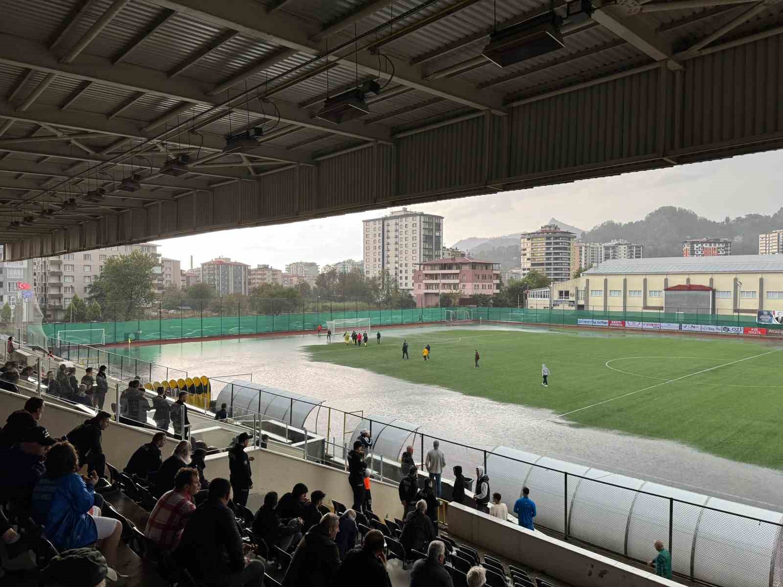 Artvin’de şiddetli yağış nedeniyle 3. Lig maçı ertelendi
