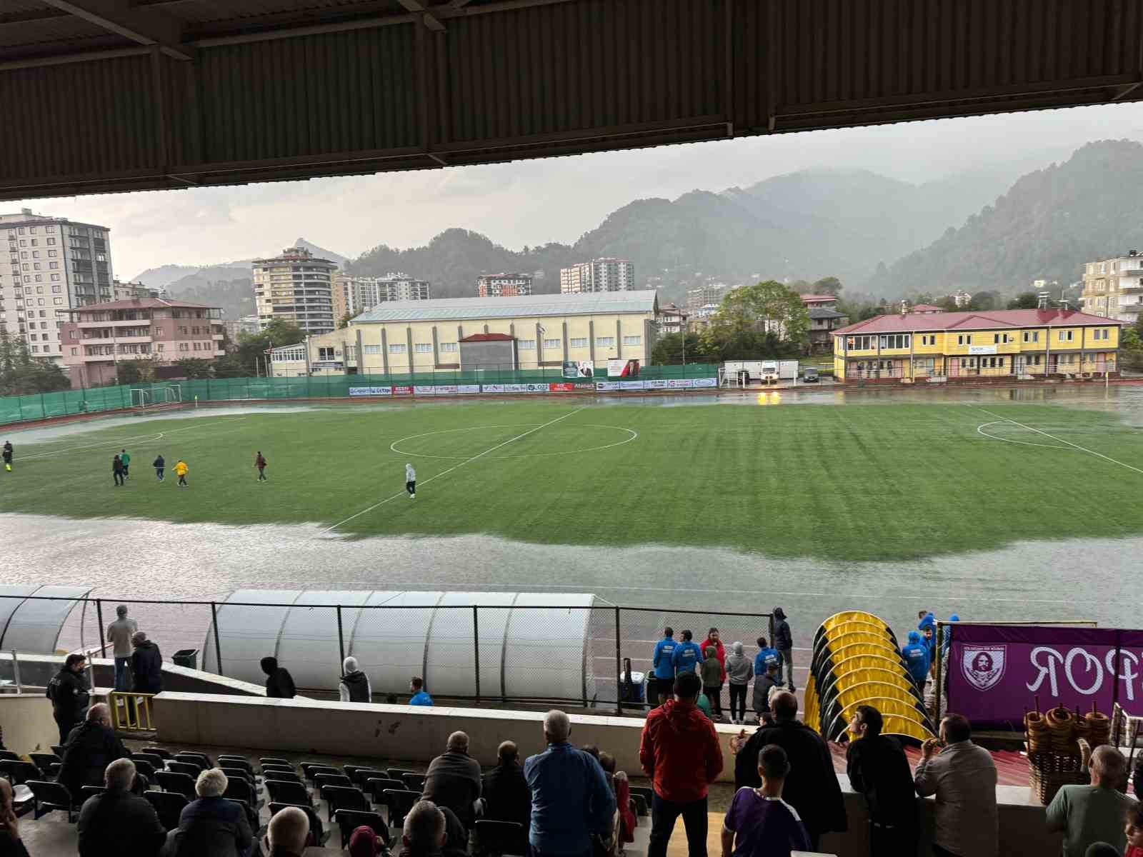 Artvin’de şiddetli yağış nedeniyle 3. Lig maçı ertelendi
