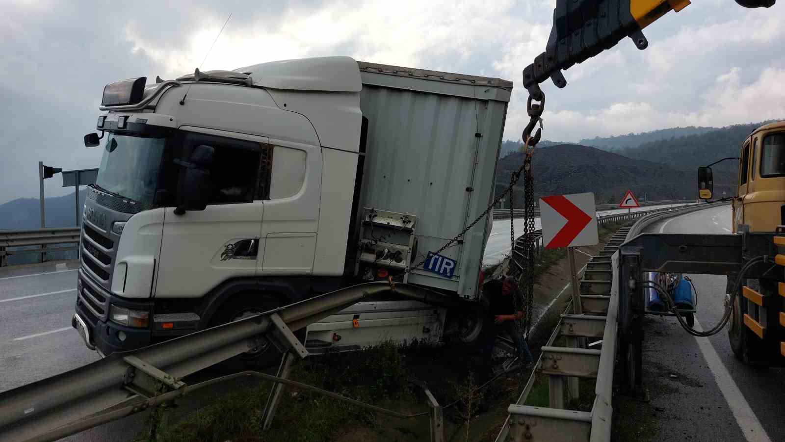 Samsun’da makaslama yapan tır bariyere çarptı
