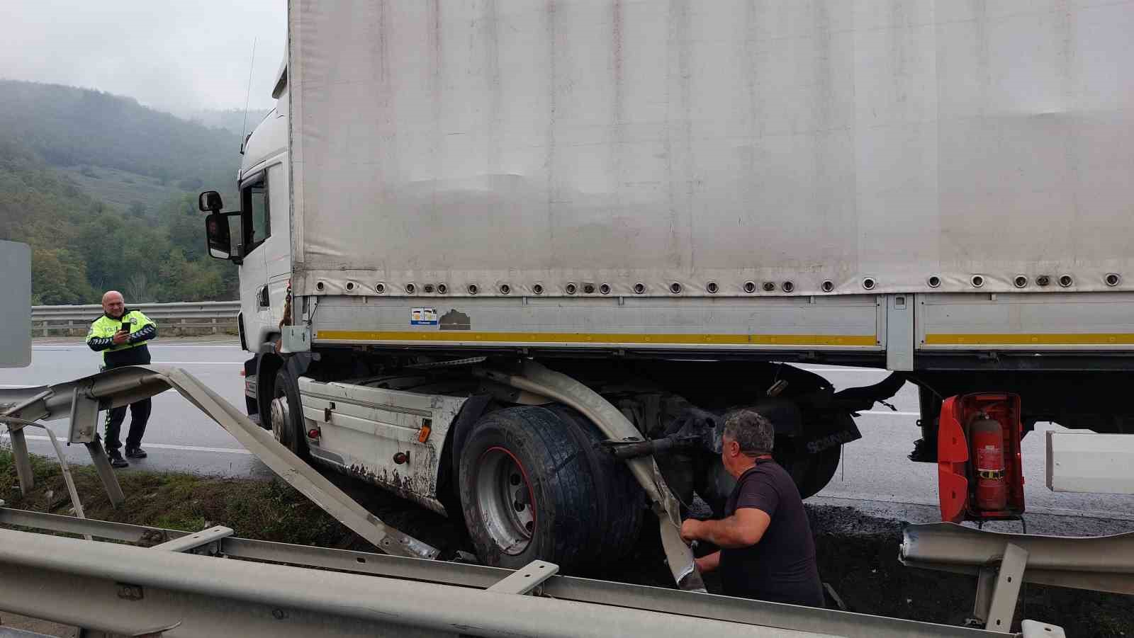 Samsun’da makaslama yapan tır bariyere çarptı
