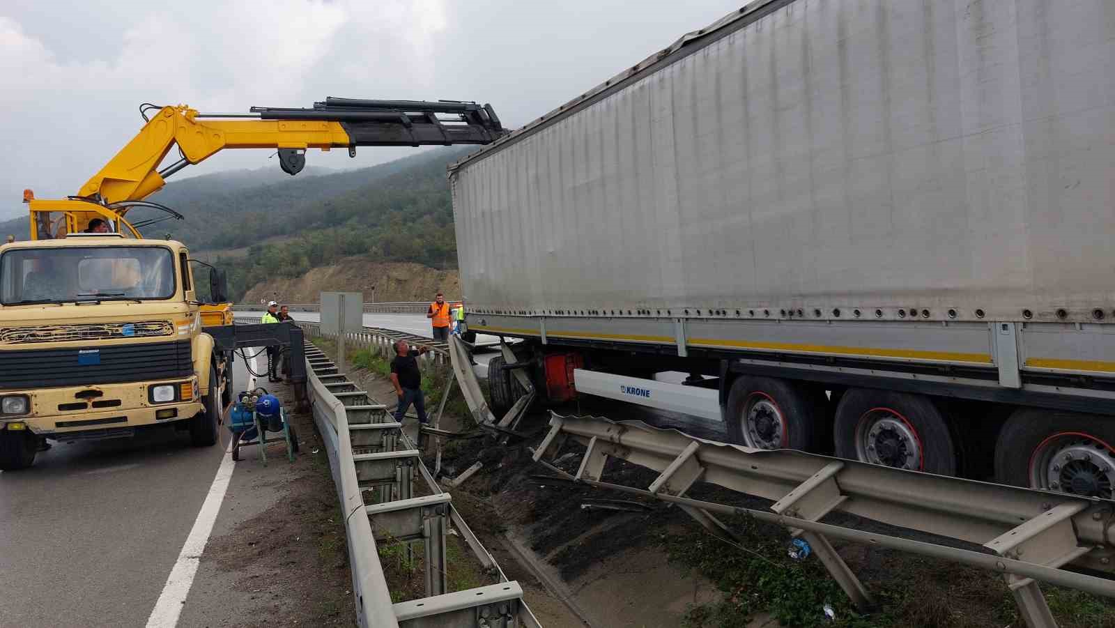 Samsun’da makaslama yapan tır bariyere çarptı
