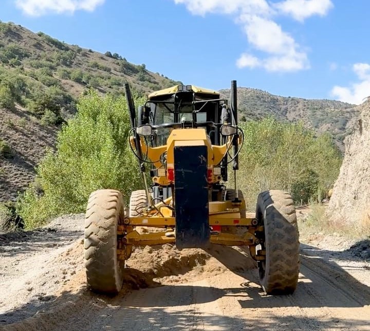 Erzincan’da kış öncesi köy yolları sıkıntısız ulaşıma hazır hale getirildi
