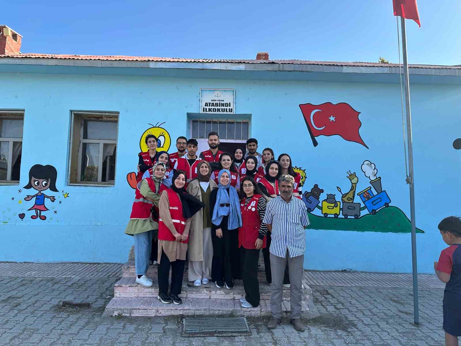 Kızılay gönüllülerinden Atabindi Köyü İlkokulu’na renkli dokunuş
