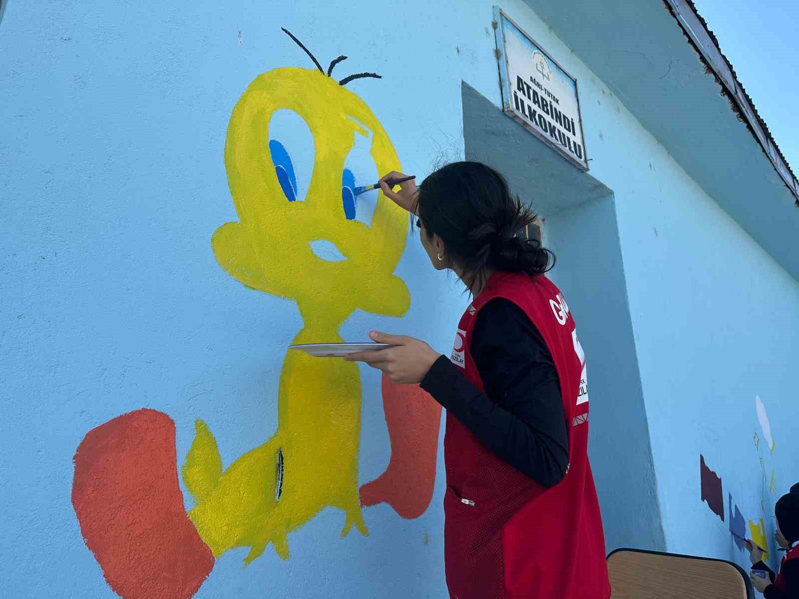 Kızılay gönüllülerinden Atabindi Köyü İlkokulu’na renkli dokunuş
