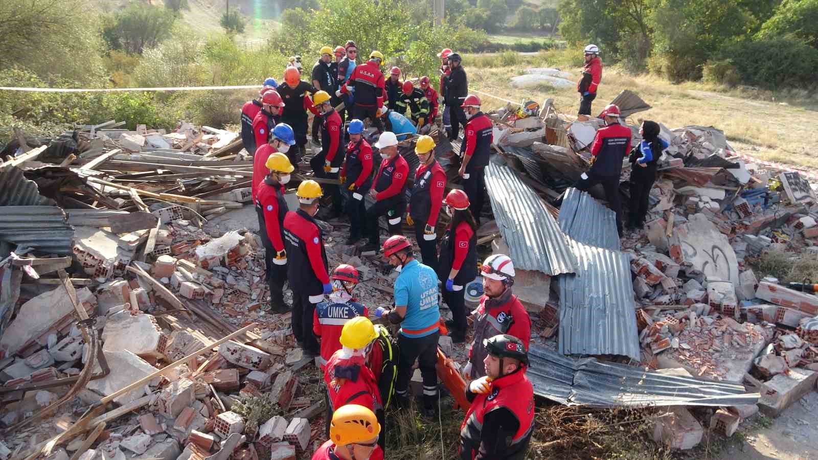 Uşak’ta gerçeğini aratmayan deprem tatbikatı
