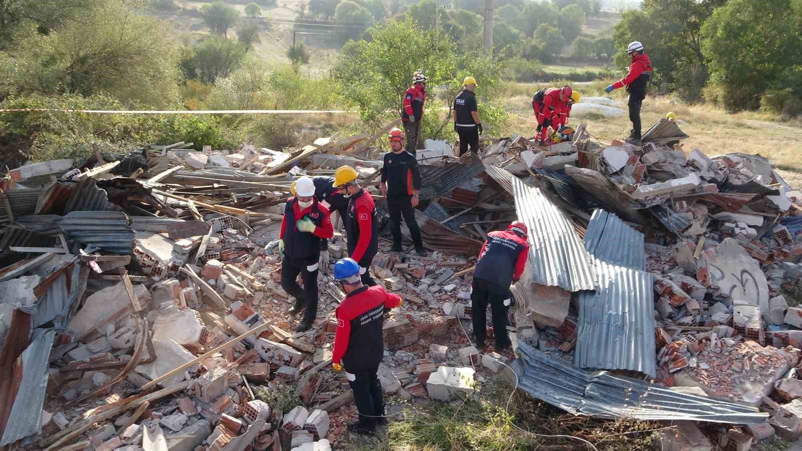 Uşak’ta gerçeğini aratmayan deprem tatbikatı
