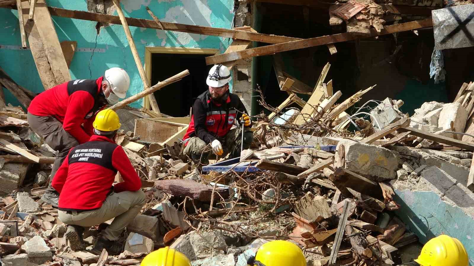 Uşak’ta gerçeğini aratmayan deprem tatbikatı
