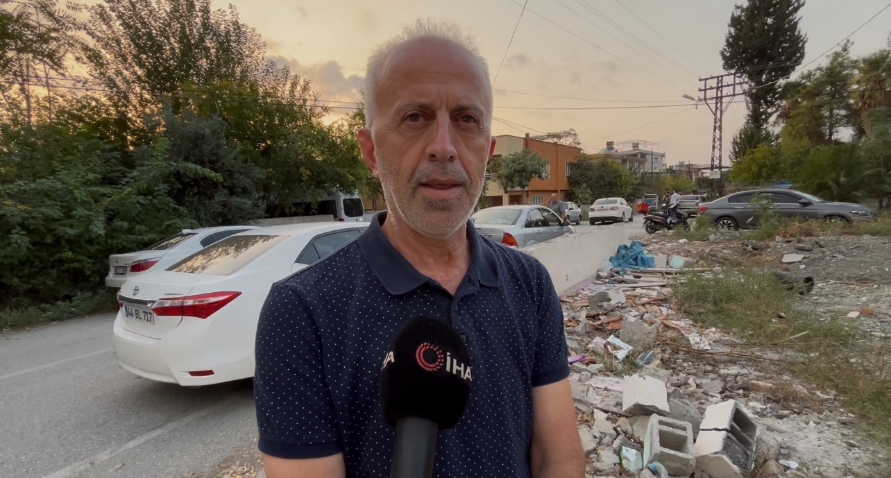 Hatay’da hasarlı evin balkonu çöktü: Baba ve oğlu hayatını kaybetti
